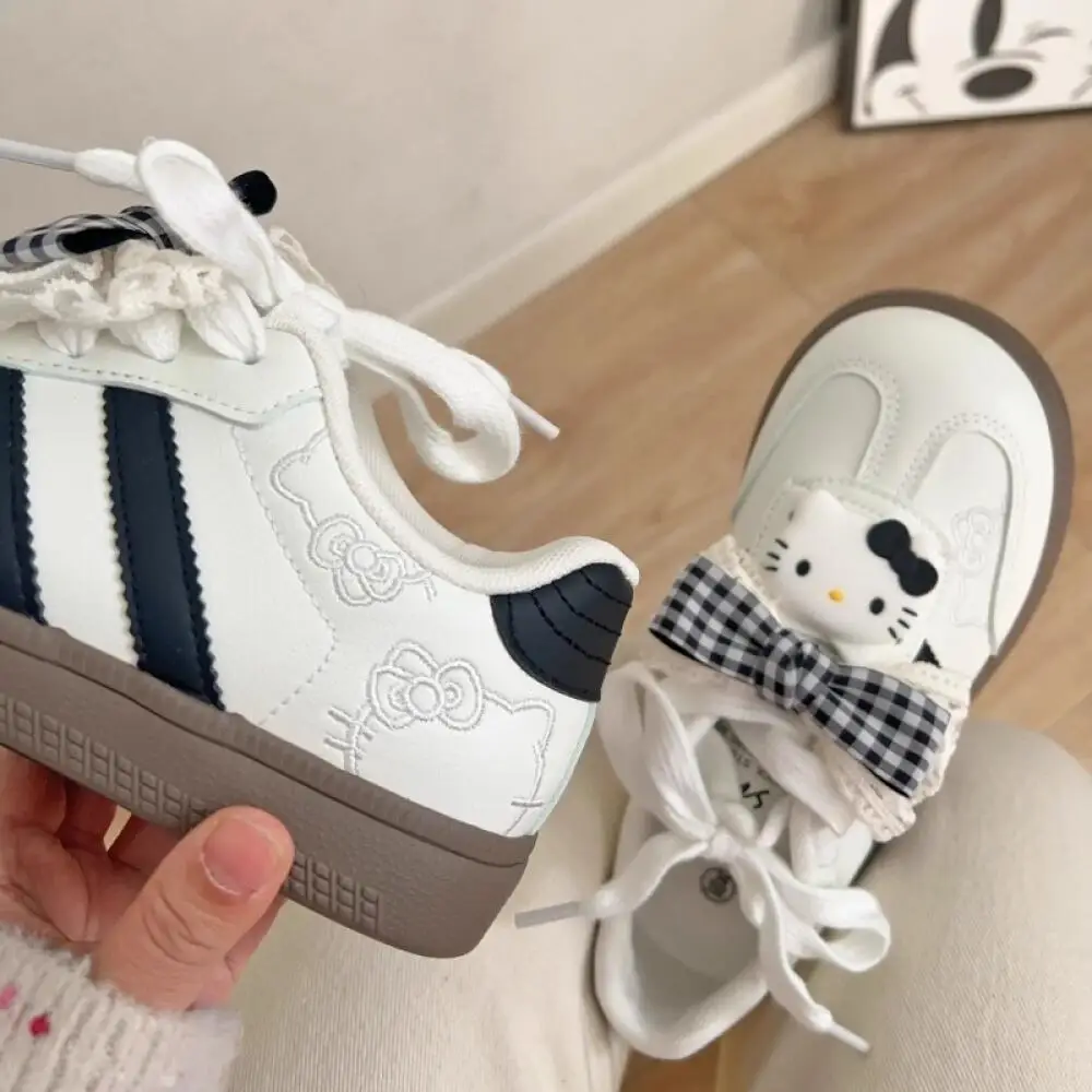 Zapatillas bonitas Hello Kitty, zapatos de tablero para mujer, punta redonda, suela plana, nuevos zapatos deportivos informales para estudiantes, zapatos de pan de suela blanda 2025
