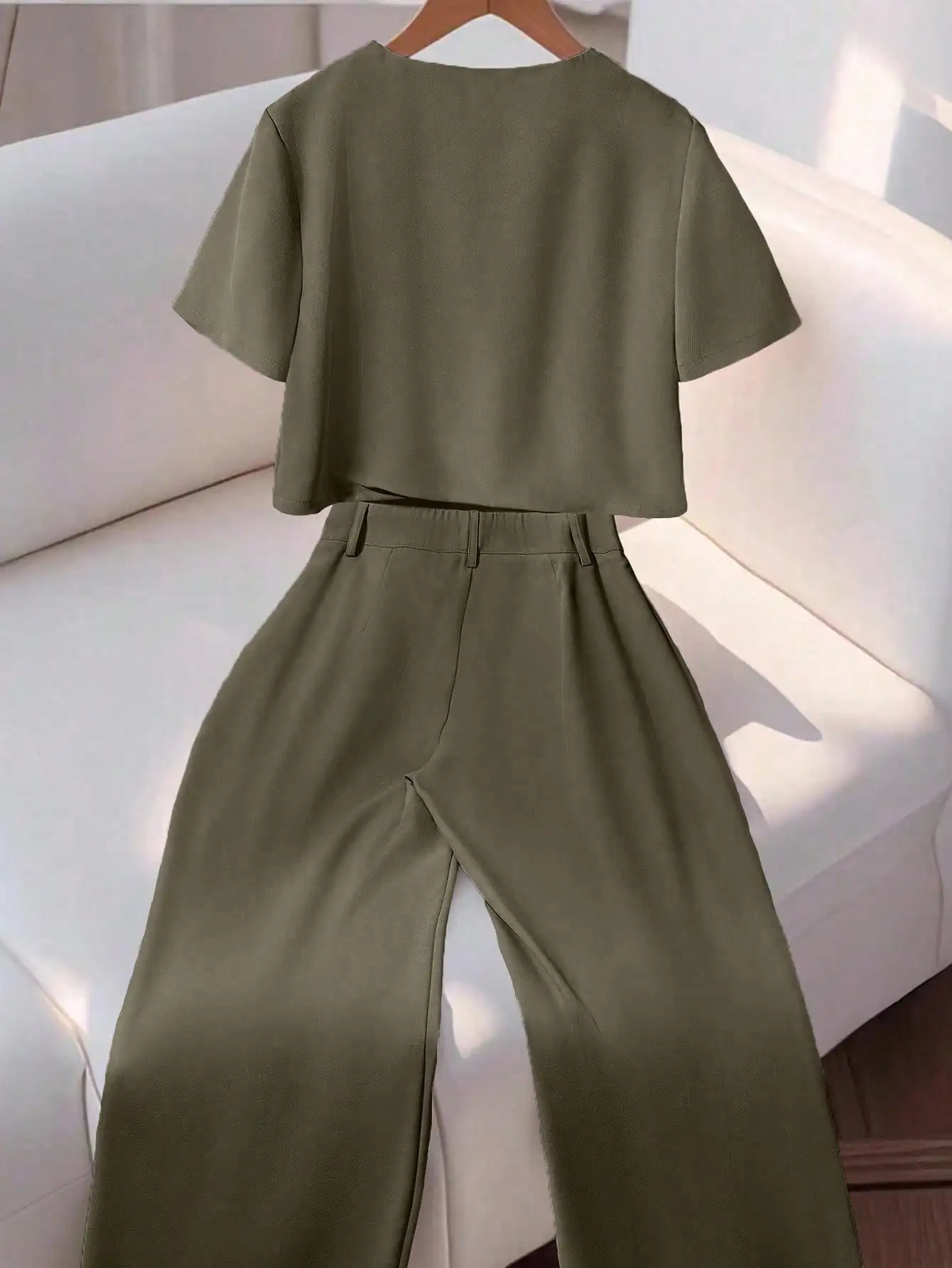 

Элегантный комплект: рубашка с круглым вырезом и короткими рукавами и брюки с широкими штанинами, цвет шалфейно-зеленый, повседневный женский наряд