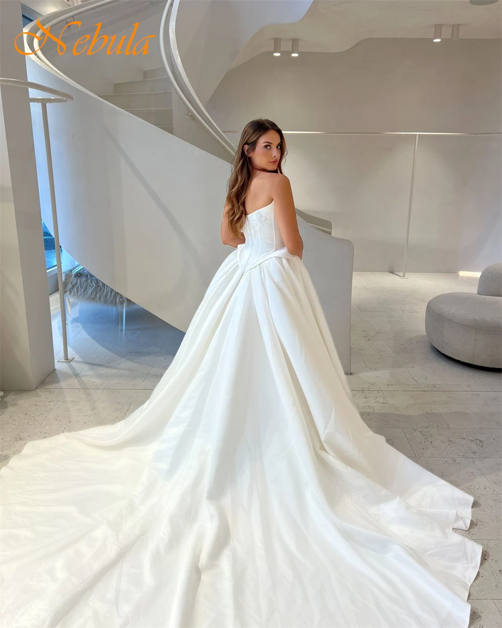 맞춤형 보헤미안 화이트 새틴 웨딩 드레스, 포멀한 스트랩리스 슬리브리스 신부 드레스, 꿈같은 A라인 코트 트레인 베스티도 데 노비아