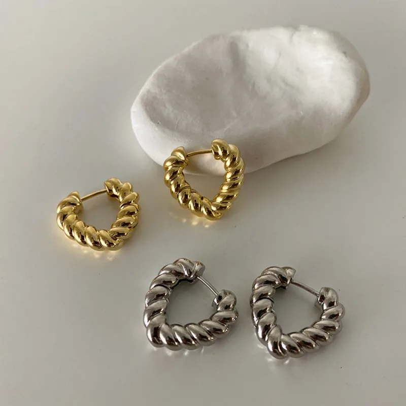 Retro moda Hollow büküm kalp Hoop küpe kadınlar için Charm basit altın renk paslanmaz çelik Hip Hop kaya takı aksesuar