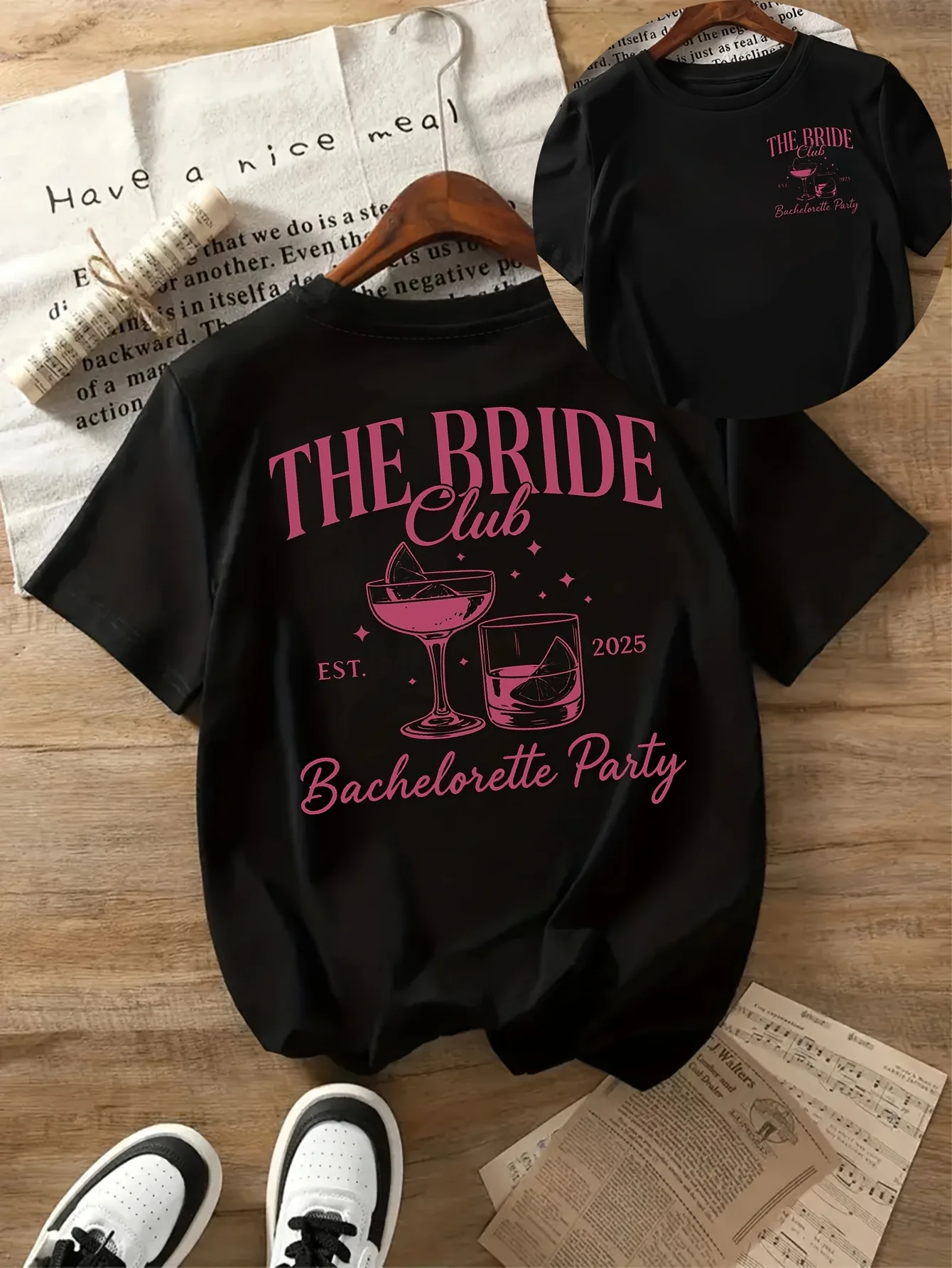Dames "The Bride Club" grafisch T-shirt wit met roze letters wijnglas ontwerp perfect voor lente zomer bruiloftsgasten