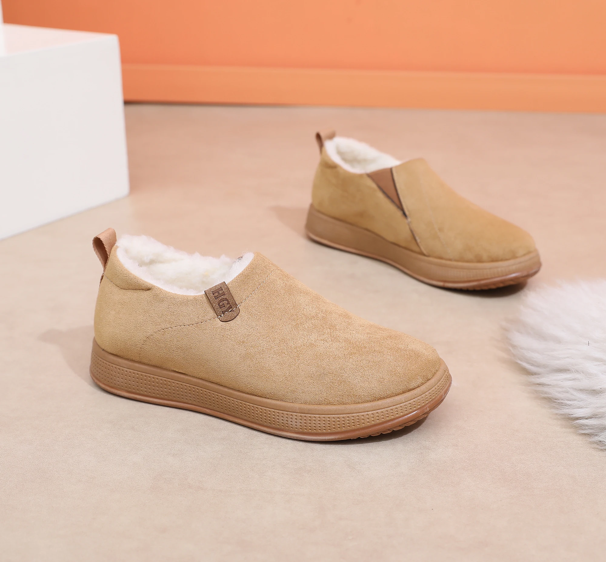 Ein Paar minimalistische, schlanke und modische Herren-Schneestiefel. Gefüttert mit hautfreundlichem Plüsch, der in Wärme sperrt