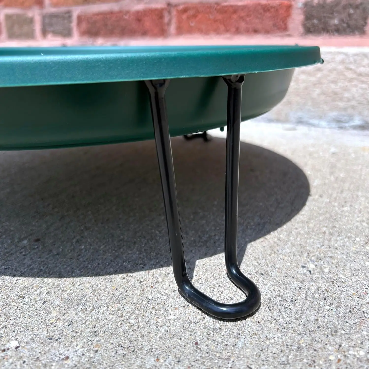 حمام الطيور على المستوى الأرض للفناء أو الحديقة أو سطح السفينة - سلك فولاذي أسود مع طبق أخضر - صنع في الولايات المتحدة الأمريكية