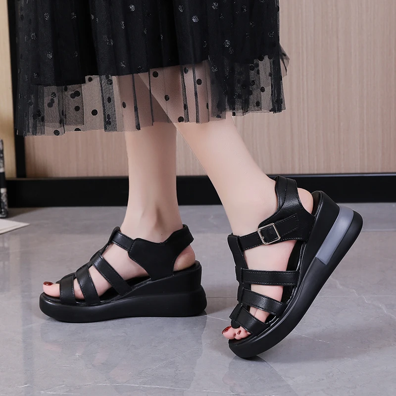 Hollow buckle sandals for women\'s 2024 summer new open toe casual retro flat Roman sandals