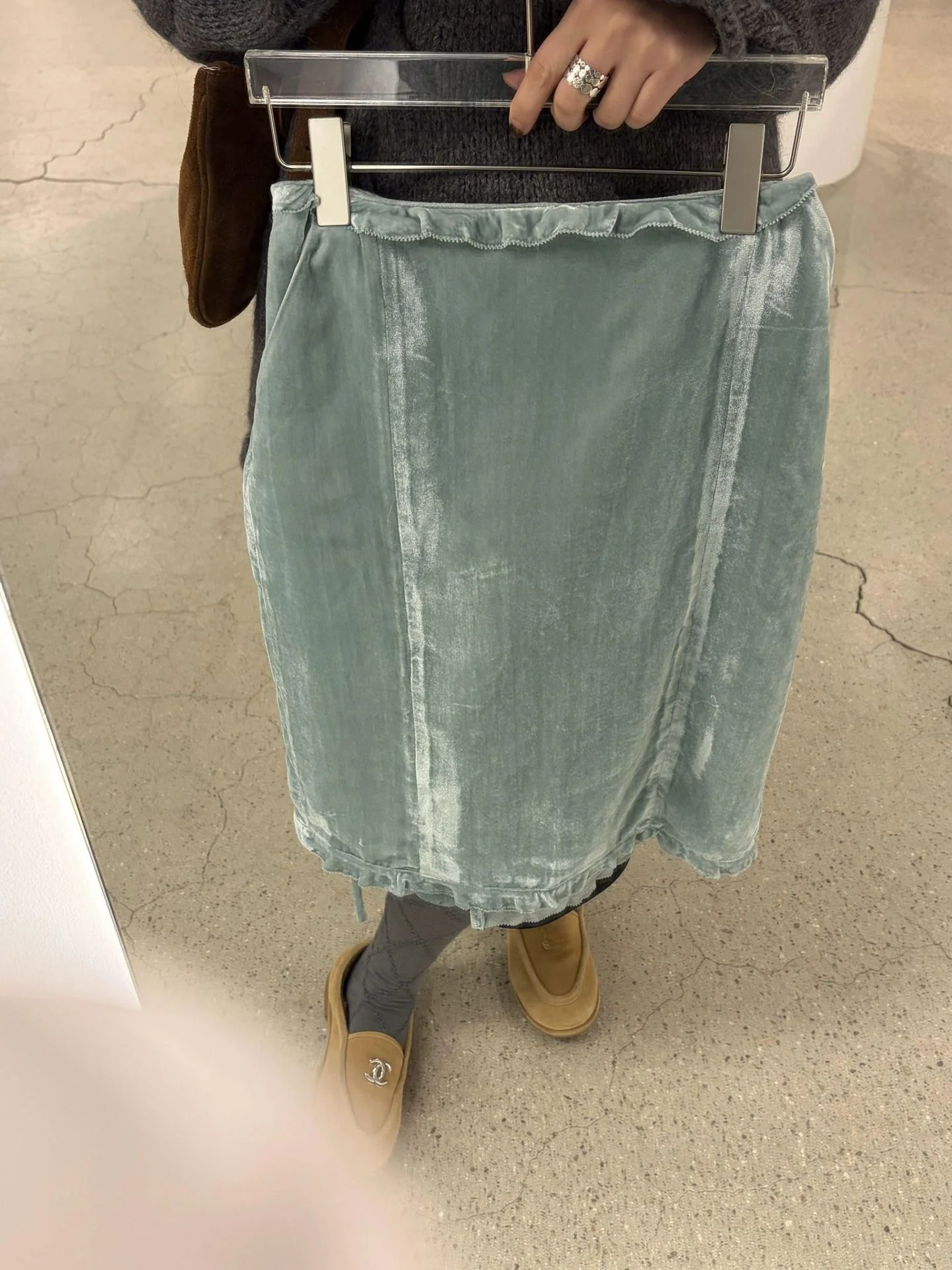 ベルベットサテン素材のウッドアンスカート、ハイウエストAライン、通勤にも使えるレディースカジュアルウェア、春シーズン向け