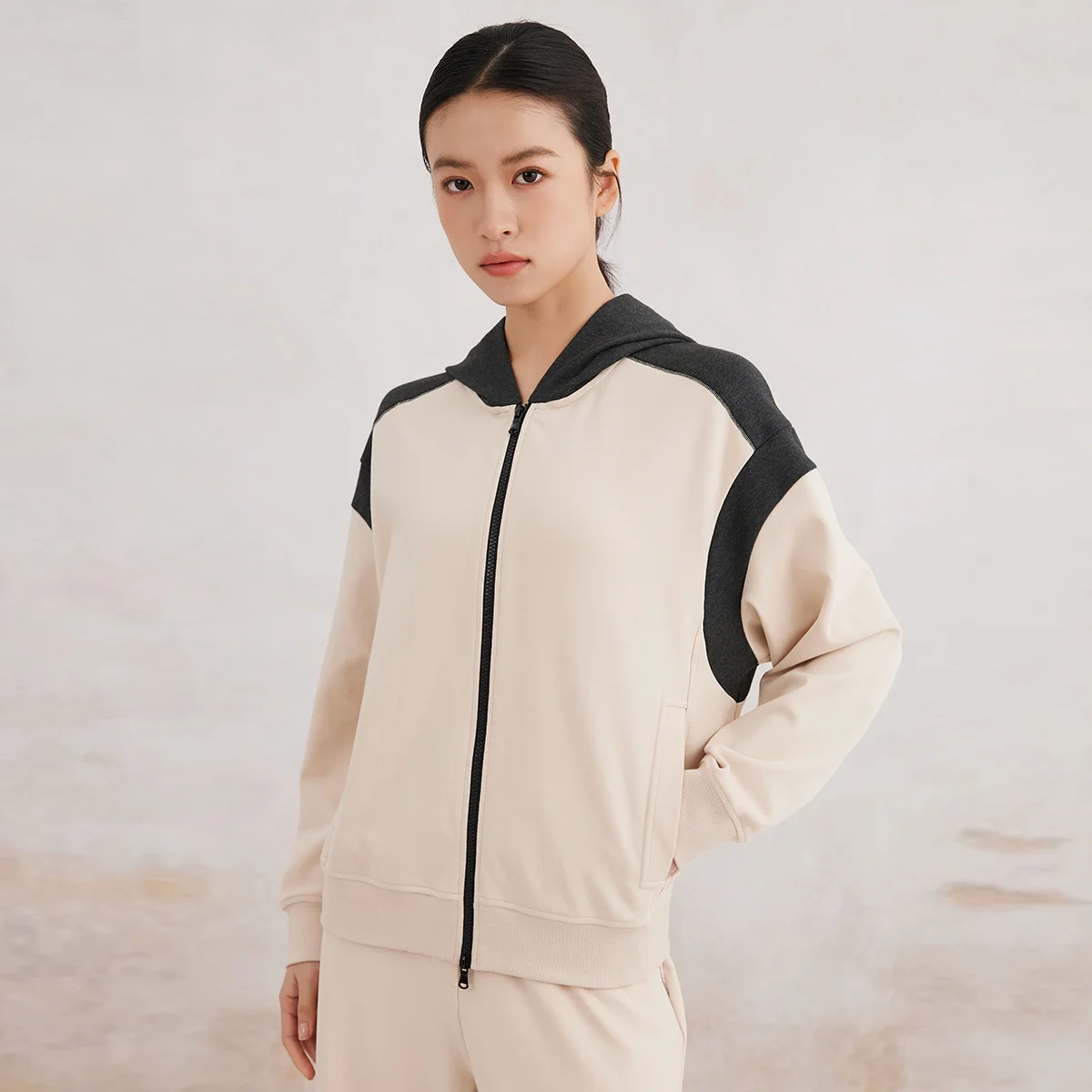 

K3186X Women's Luxury Hooded Coat with Contrasting Zipper Cotton And Mixed Material for Fashionable Outerwear