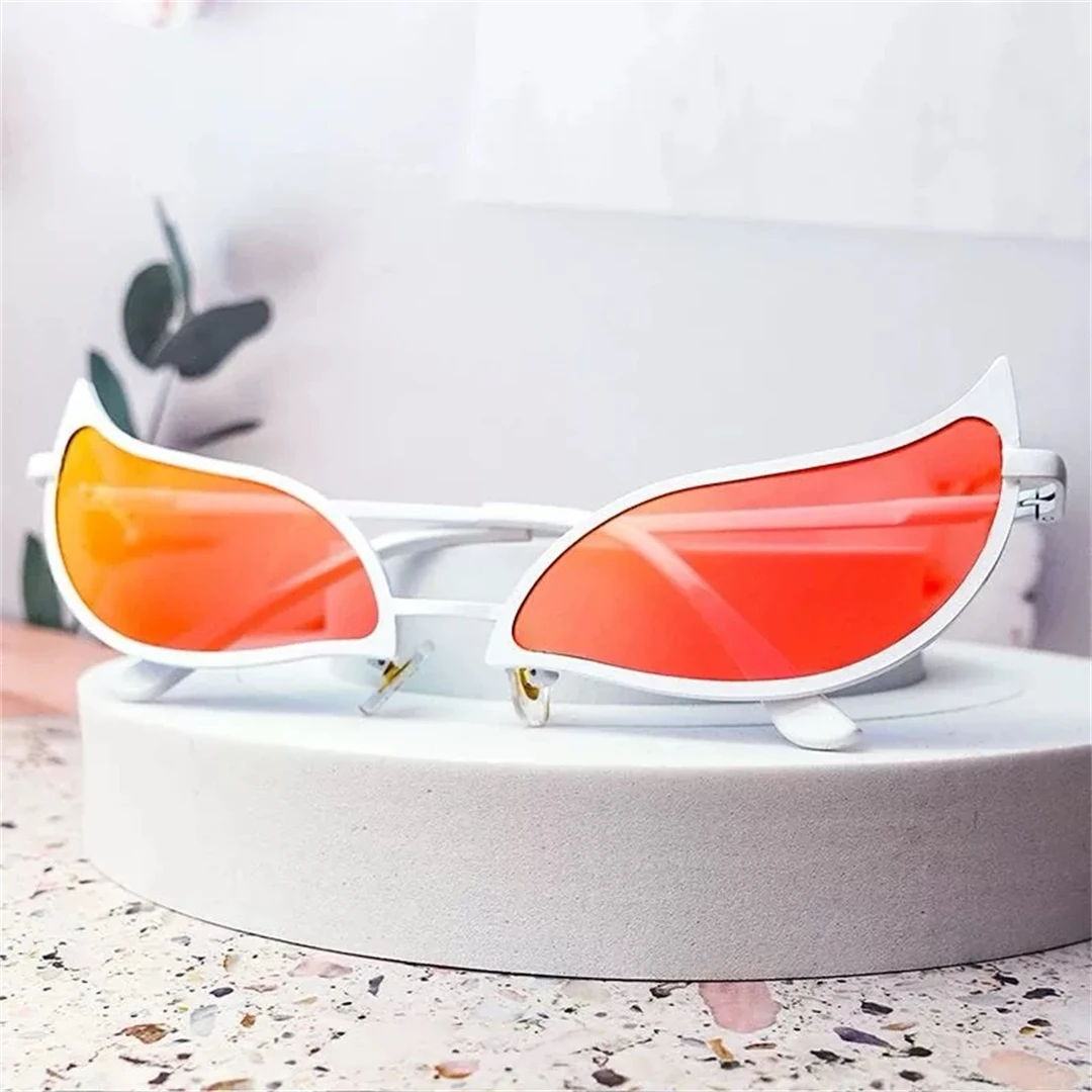 Donquixote PVC Zonnebril Doflamingo Cosplay Bril Anime Cat Eye Zonnebril voor Vrouwen Mannen Grappige Kerstcadeau Party Props