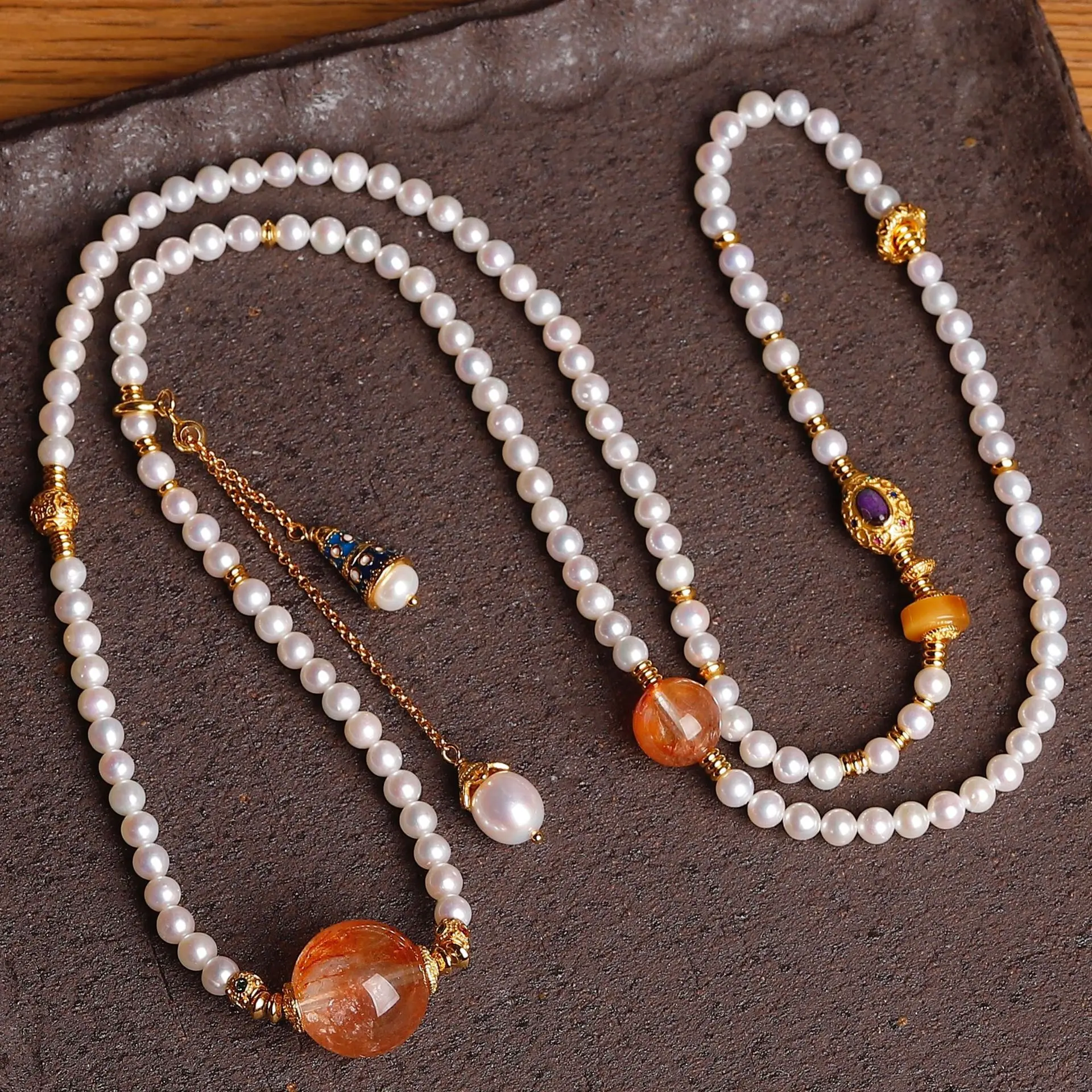 

Длинное ожерелье из натурального пресноводного жемчуга, серебро 925 пробы с бусинами из красного фантомного сугилита и янтаря в технике клоазоне, цепочка для свитера, ювелирное украшение, подарок