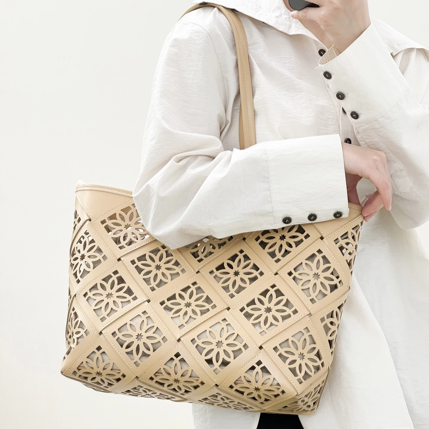 

Французская полая сумка из натуральной кожи, новинка 2025, летняя пляжная сумка из воловьей кожи для отдыха, модная женская сумка-тоут на одно плечо