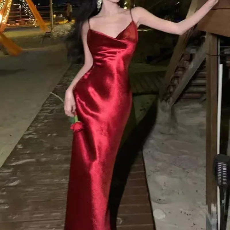 여성 레드 새틴 롱 드레스 섹시한 백 레이스 민소매 스파게티 스트랩 드레스 여성 2025 여름 우아한 저녁 파티 베스 티드