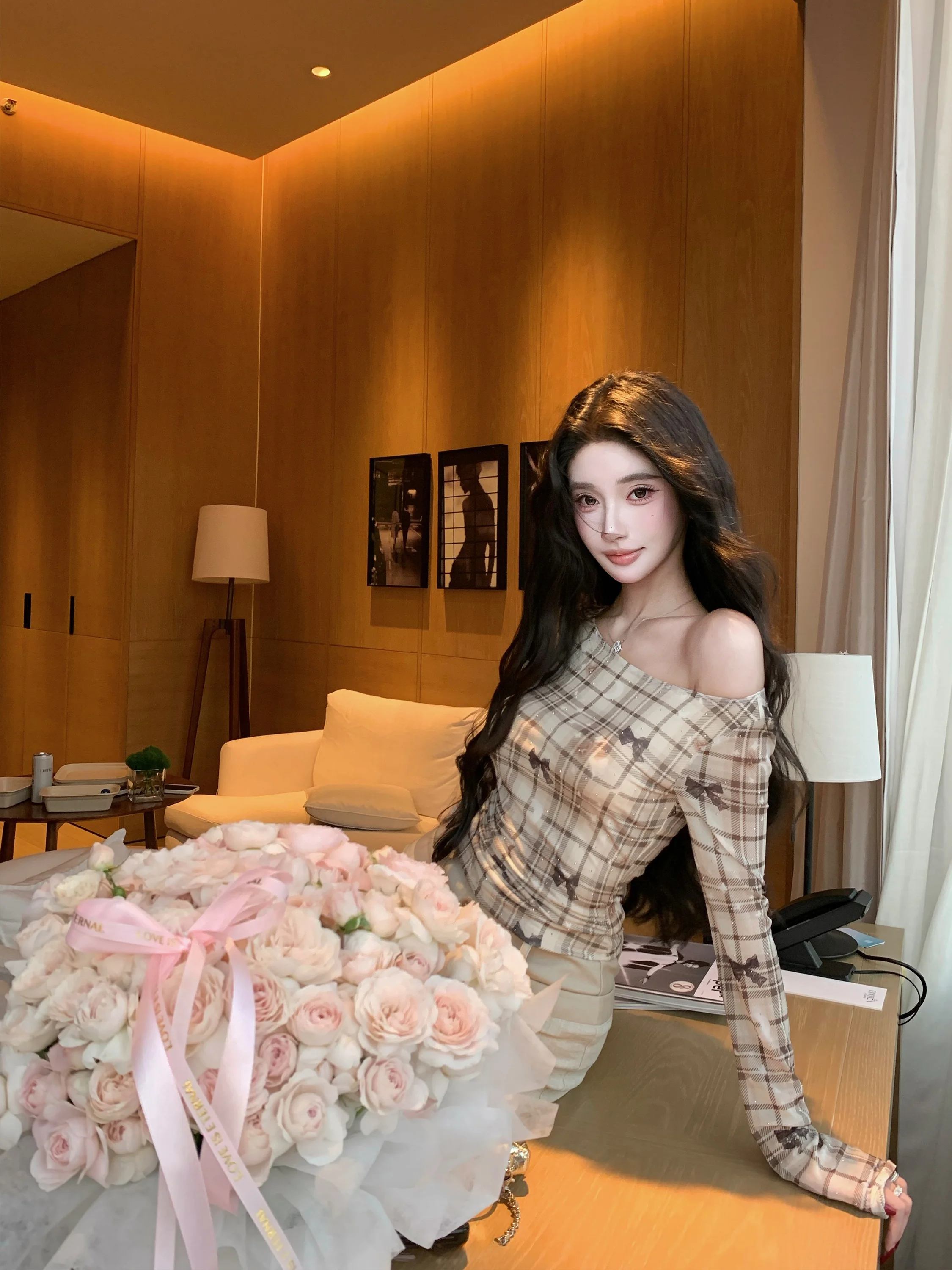 

Женский облегающий трикотажный топ с длинным рукавом и клетчатым принтом, с открытыми плечами, весенняя мода, средней мягкости