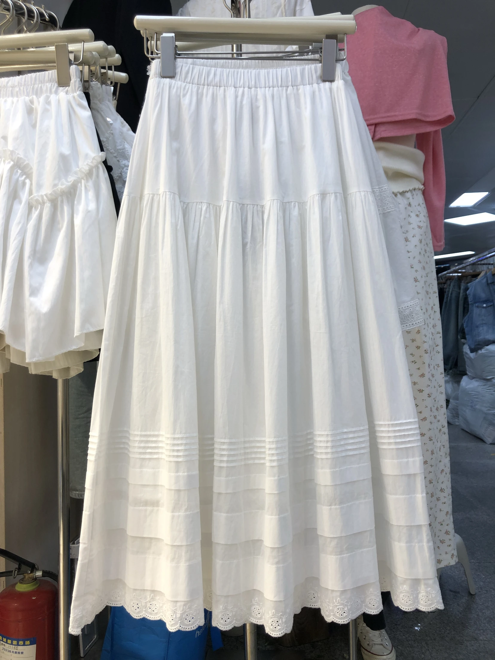 

Белая женская юбка-миди А-силуэта, весенне-летняя, с высокой талией, плиссированная, кружевная, расклешенная, стройнящая, универсальная, объемная, фасон «зонтик»