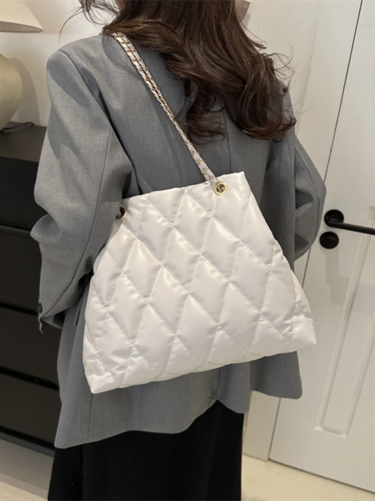 Autumn Winter Large Capacity Bucket Bag Trendy Diamond Grid Tote Chain Single Shoulder Slant Cross Bag Soft PU Magnetic Buckle