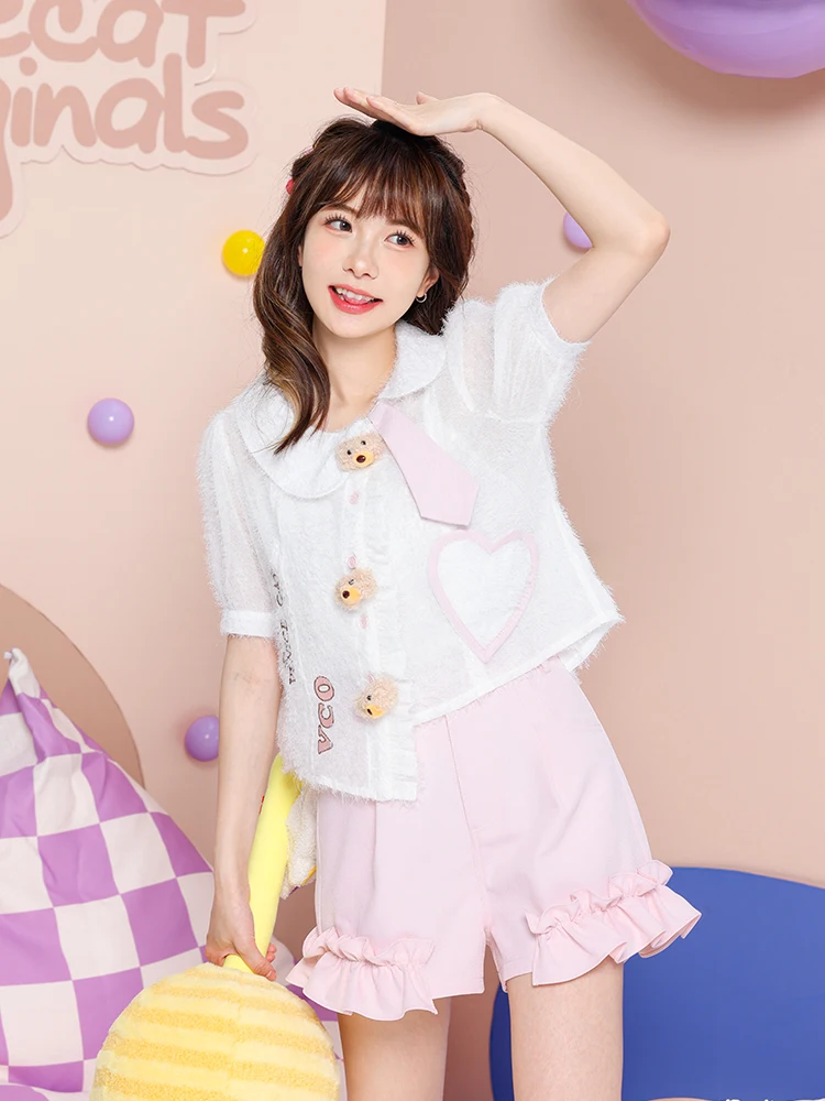 

Белая шифоновая блузка с вышивкой, короткими рукавами-фонариками, плиссированным подолом, асимметричной застежкой на пуговицах и воротником-стойкой.