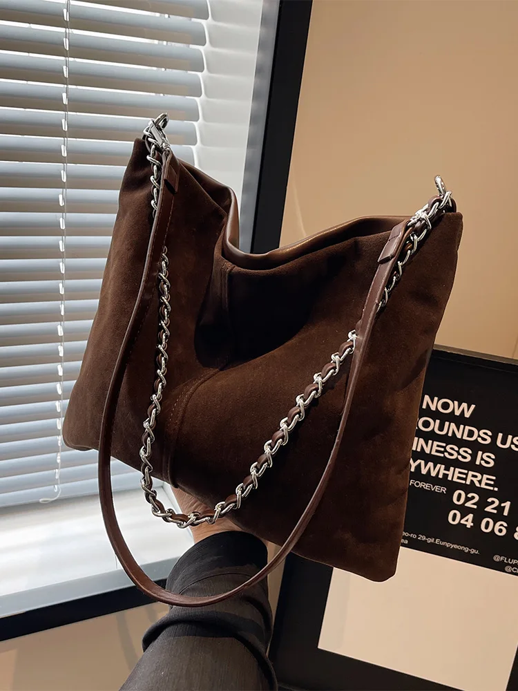 Autumn Fashion Women Suede Chains Shoulder Bag Popular Large Capacity Commuter Bucket Bag Simple Versatile Messenger Bag