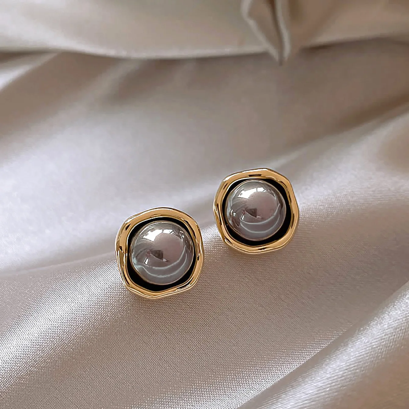 Vintage Classic Charm Gray Pearl Stud Earrings for Women Temperament Gold Color Geometry Korean Fashion Jewelry Accessories Gift