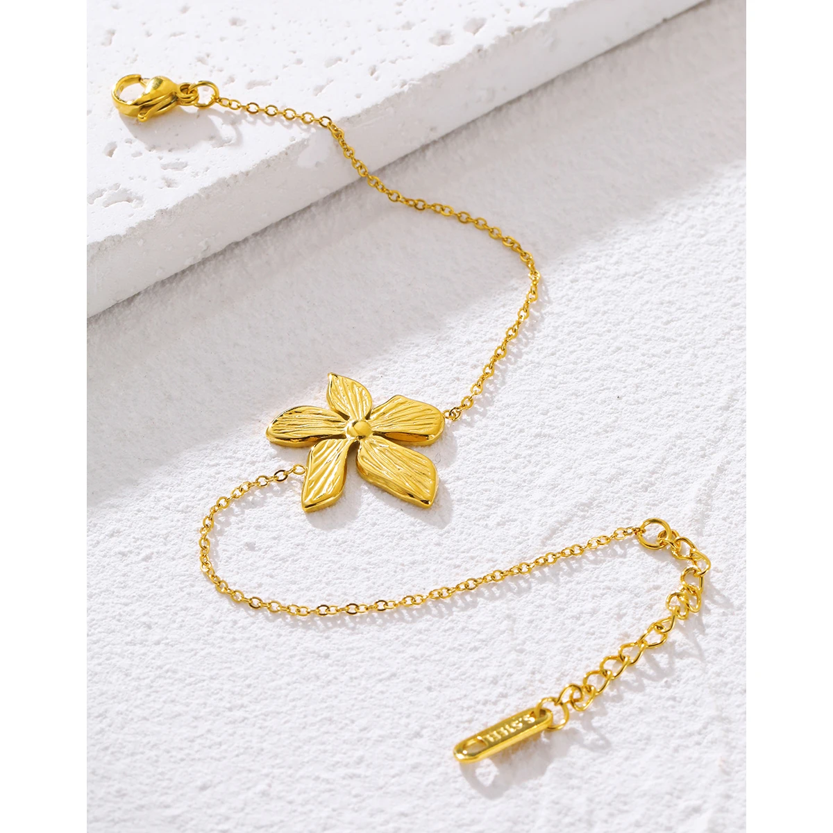 YACHAN Stainless Steel Flower Charm Bracelet for Women Trendy Simple 18K Gold Plated Waterproof Jewelry Accessories