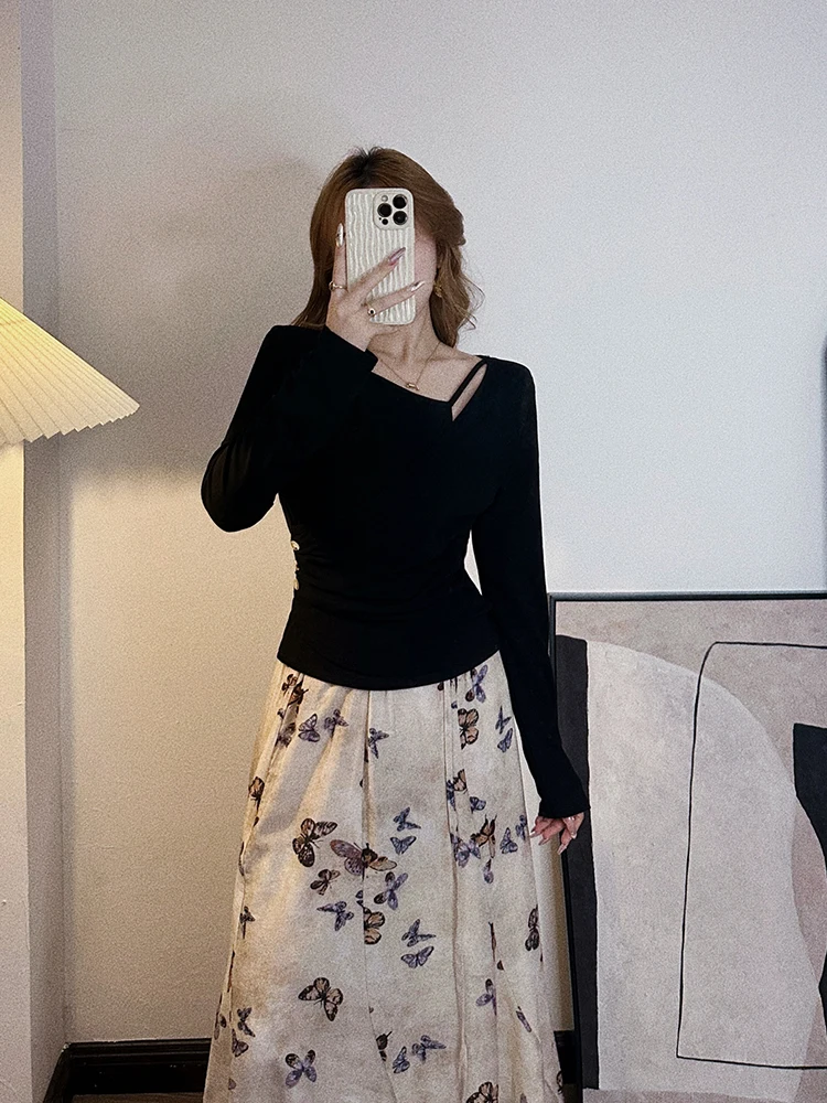 

Женская приталенная футболка с длинным рукавом, дизайнерская, черная, с асимметричным подолом, для повседневной носки, из полиэстера, весенняя коллекция