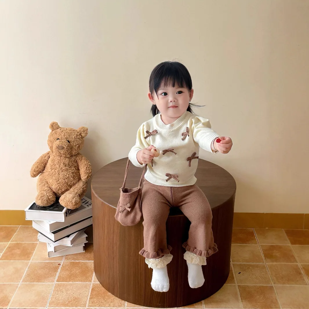 

Осенний комплект одежды из 2 предметов для новорожденных девочек, хлопковый вязаный свитер с бантом и принтом для маленьких девочек, однотонные костюмы-клеш, милая сумка