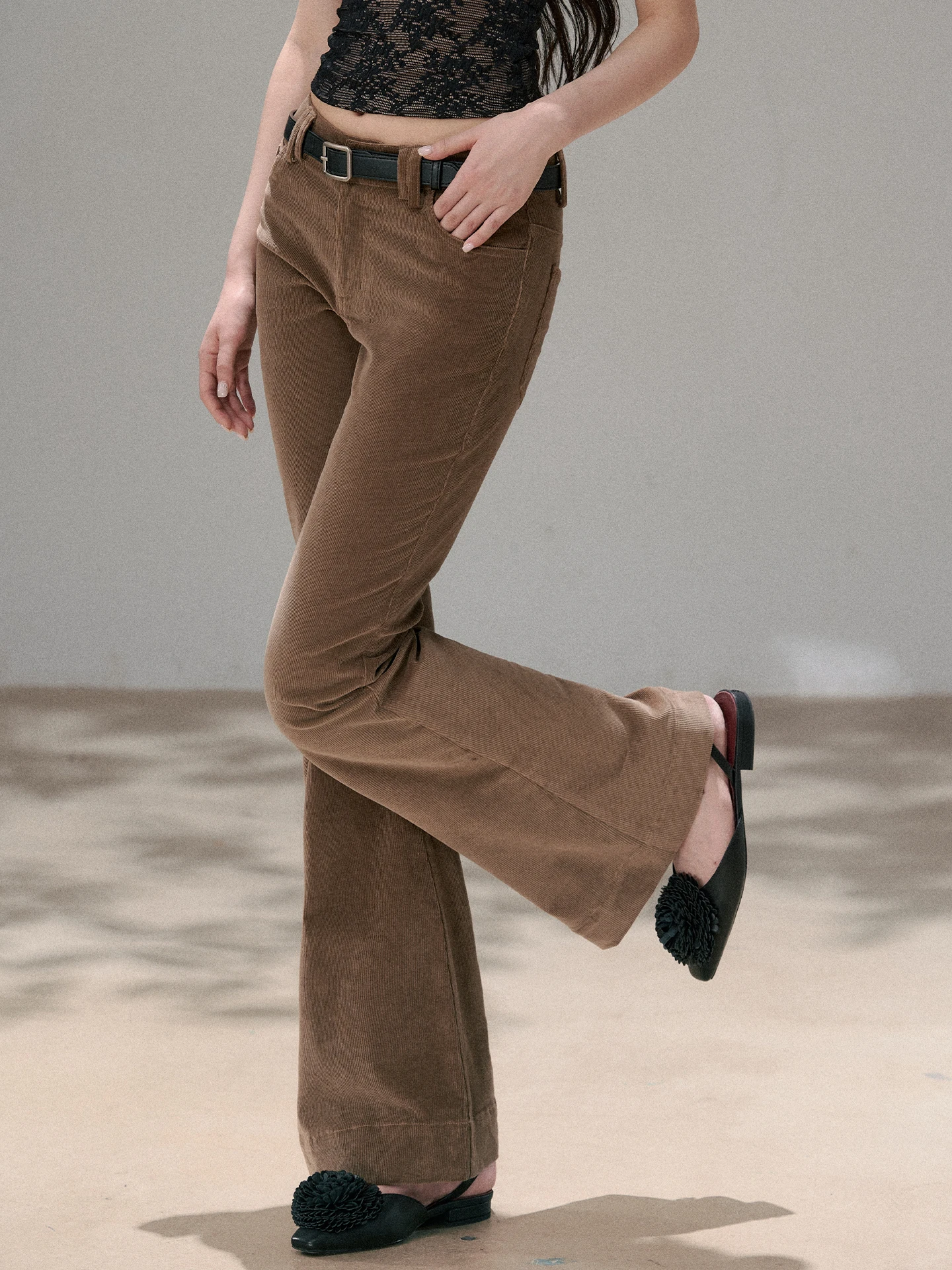 

OIOI E Винтажные модные вельветовые брюки с эластичным поясом и микро-клешем, женские, весна 2026, повседневные, облегающие, с зауженными штанинами...