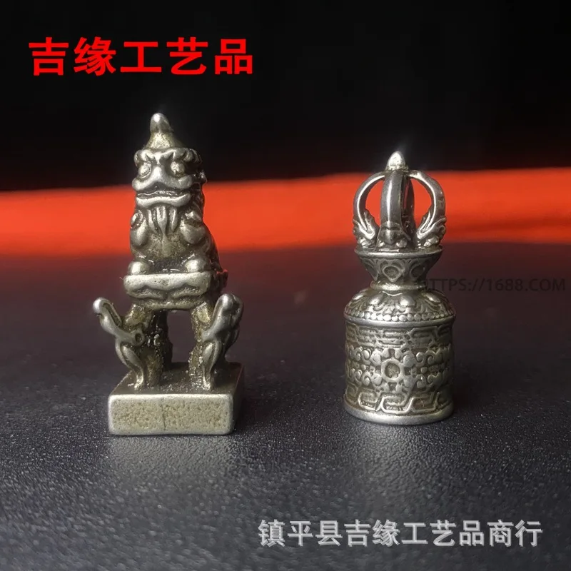 Lion Seal Tibetan Small Seal Nepalese Tibetan Style Hammered Engraved Four-Pronged Iron Scorpion Pendant Decoration