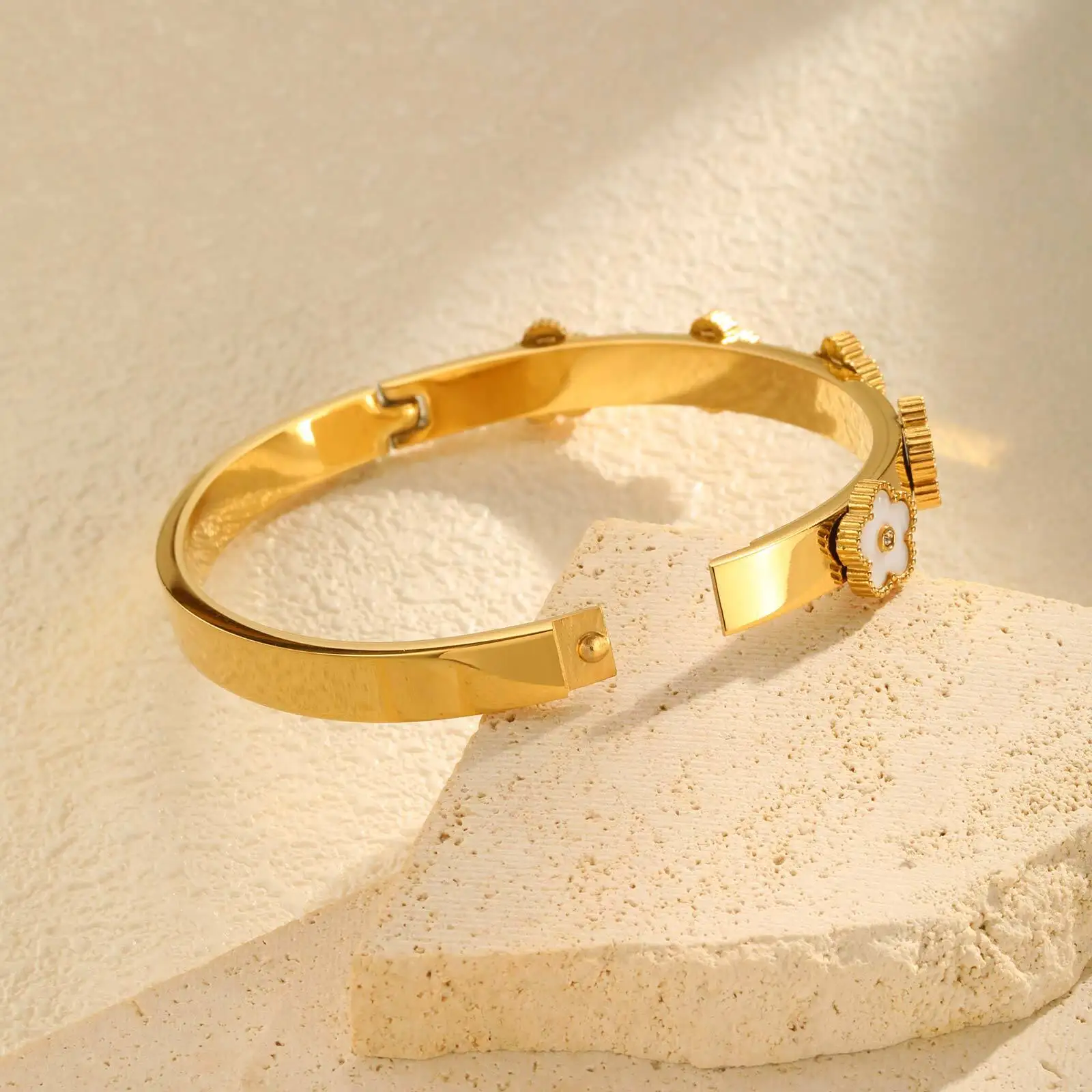 Vnox, brazaletes clásicos chapados en oro para mujer con bonitas flores de concha, pulsera de acero inoxidable, joyería de mano de lujo resistente al agua