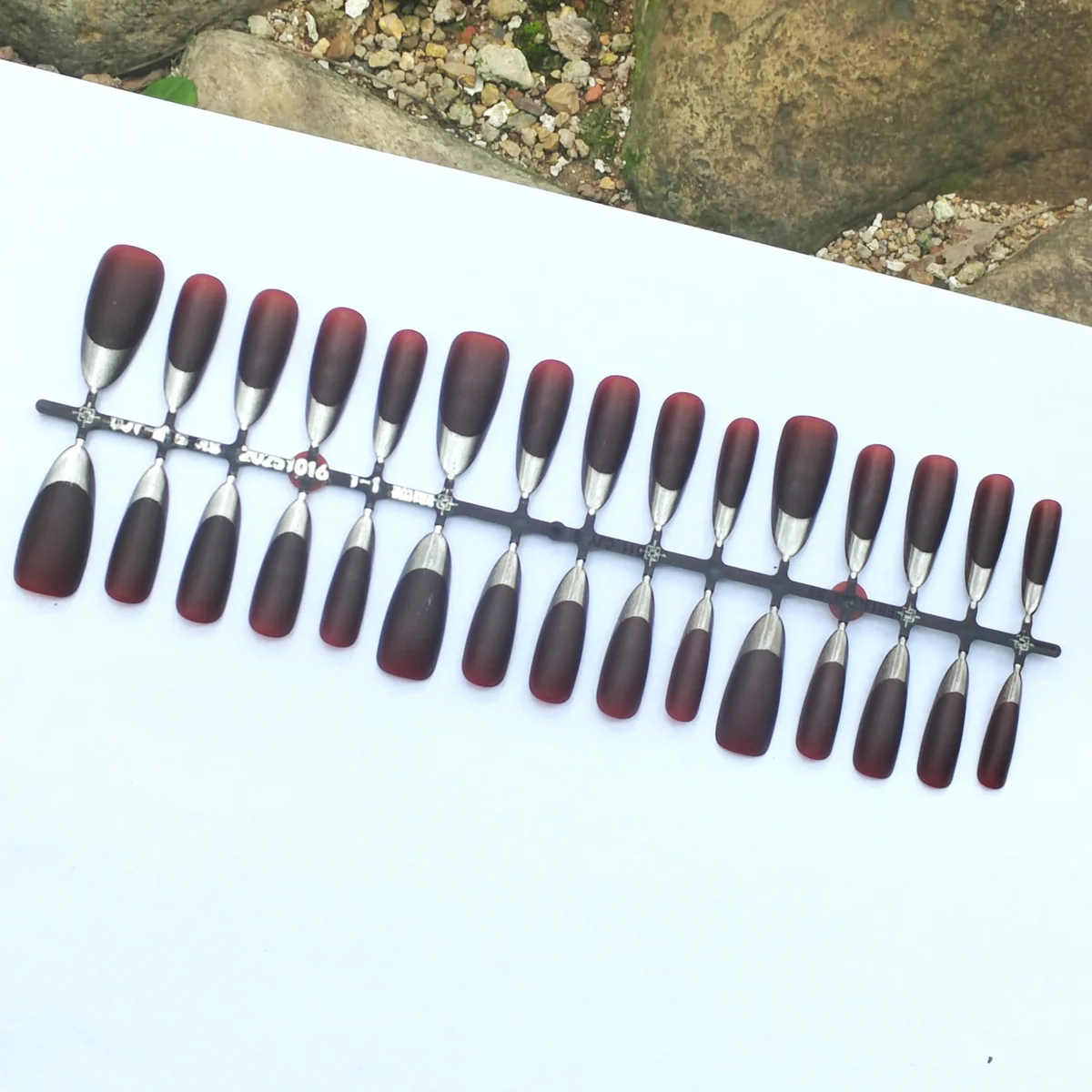 브라운 롱 아몬드 가짜 손톱 30개 실버 프렌치 프레스 온 네일 가을 글로시/프로스트 착용 가능한 가짜 손톱 매력적인 네일 아트