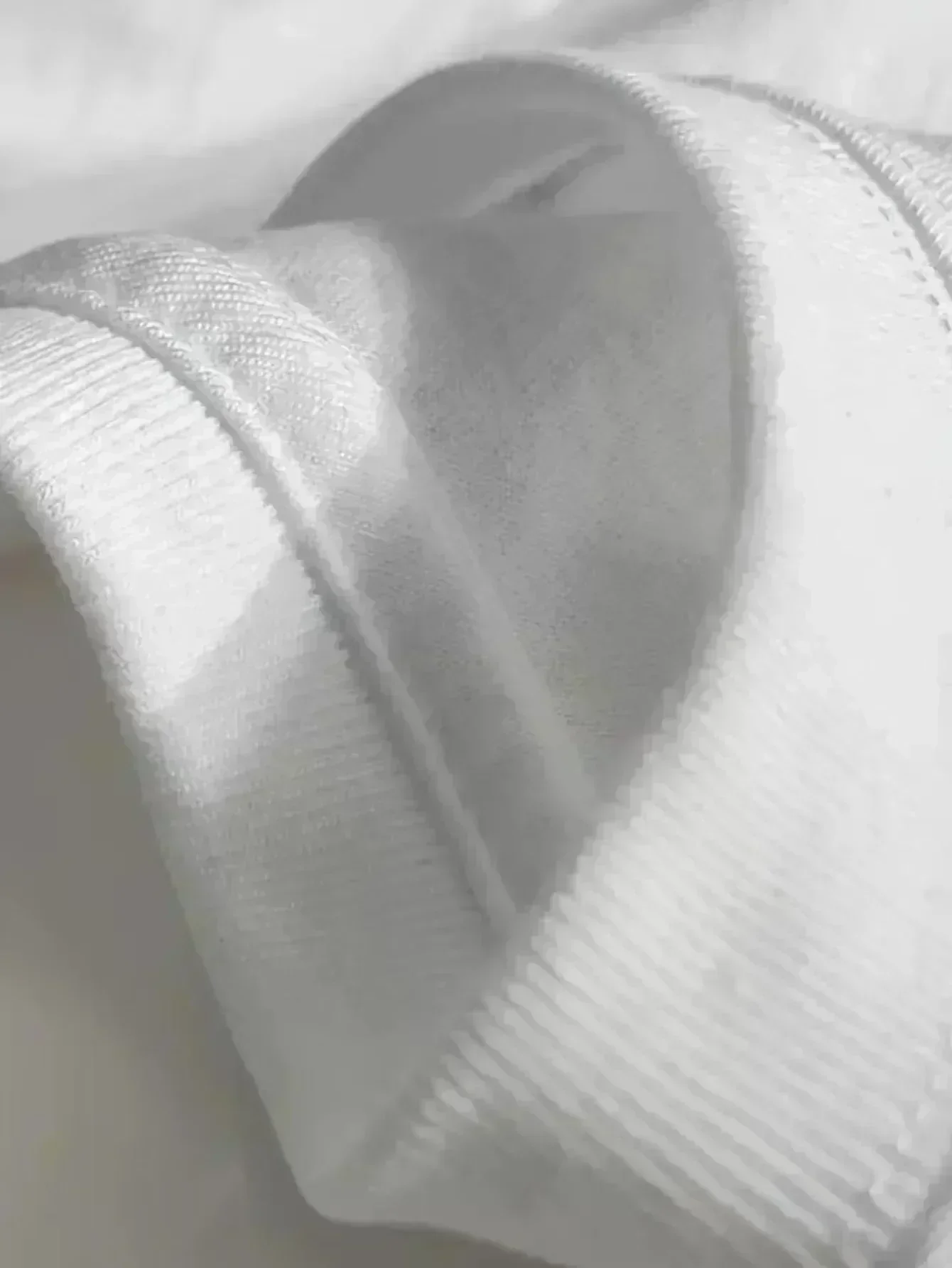 Weihnachtsschriftzeichen spähen um. Weißes Baumwoll-T-Shirt in Übergröße. Gemütliche Winter-Freizeitkleidung, perfekt für die späte Weihnachtsschwangerschaft