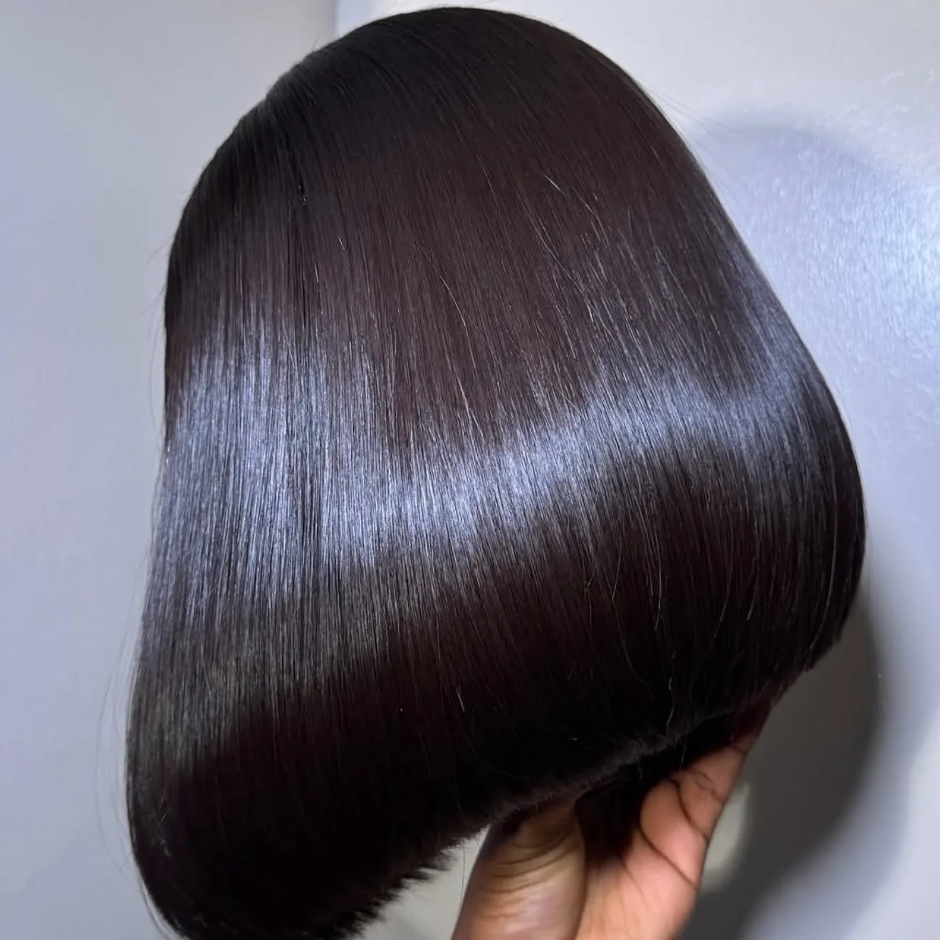 

Короткий боб с тупой костью, шелковистые прямые мягкие волосы, полный 13X4, кружевные фронтальные парики, синтетический парик, предварительно выбеленный узел, бесклеевой парик