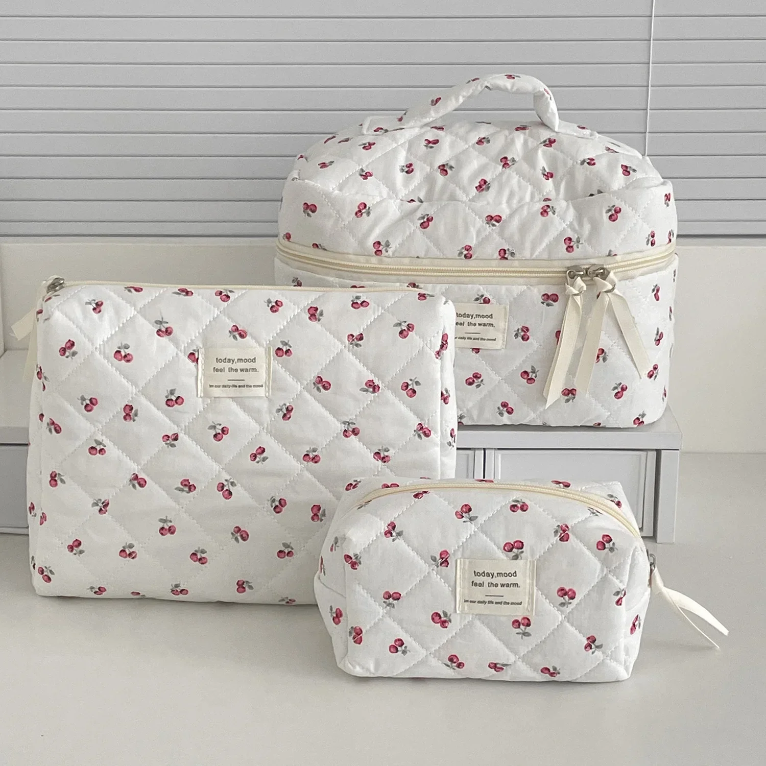 

Cherry Makeup Bag Women's Cosmetic Bags Fashion Portable Cute Cosmetic Travel Storage Pouch Handbag Cotton Quilted Zipper Purse