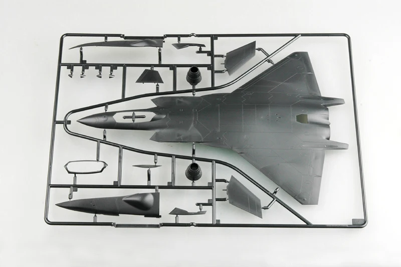 Trompetista 01663 1/72 PLAAF J-20 Mighty Dragon Stealth Fighter Militar Colecionável Modelo de Montagem de Plástico Kit de Construção de Brinquedo