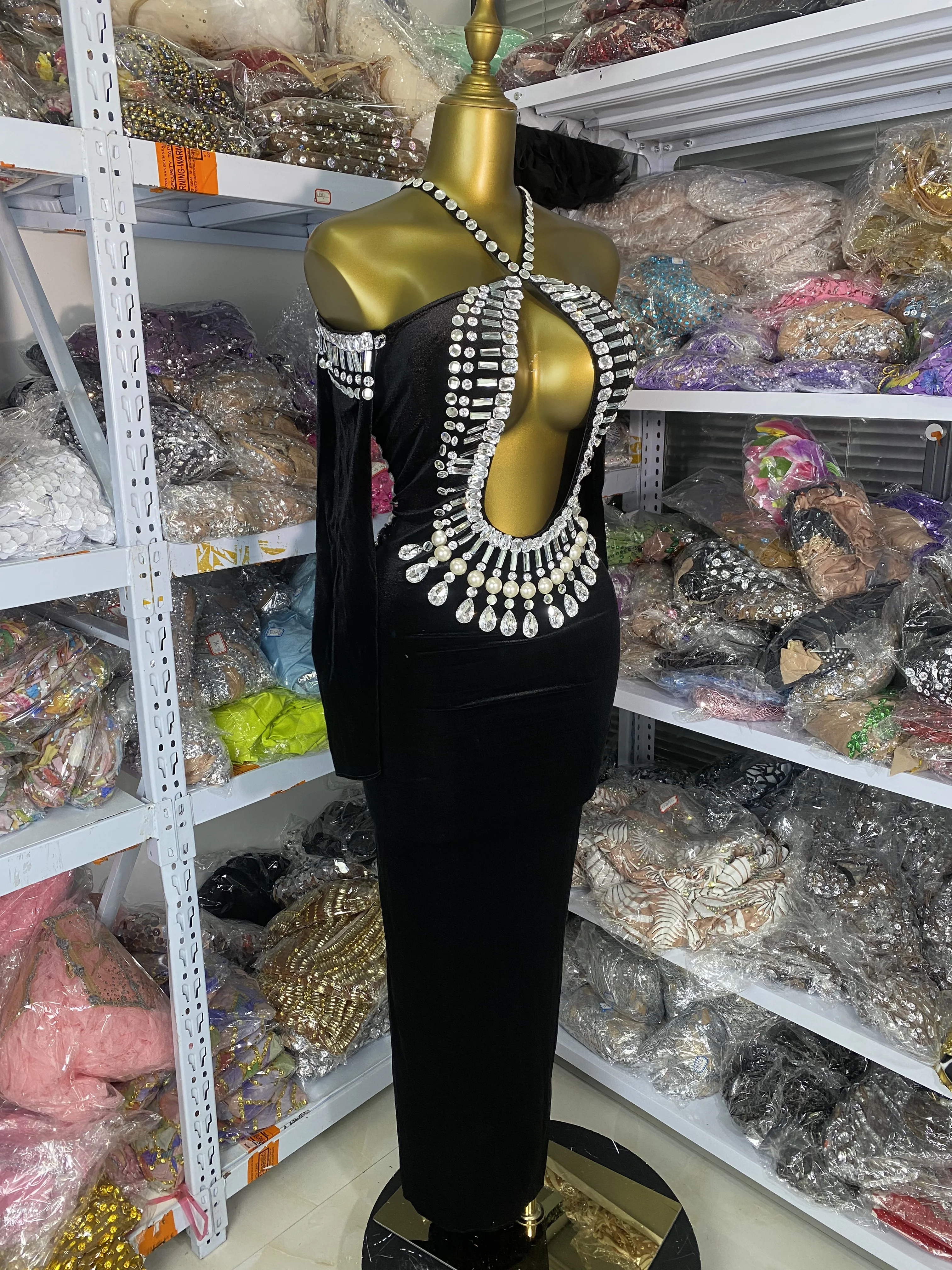 ผู้หญิงหรูหราพรหม Gowns สีดําเซ็กซี่ Halter Key Hole กํามะหยี่คริสตัลยาวชุดถุงมือ Celebrity Evening Club Party Dresses