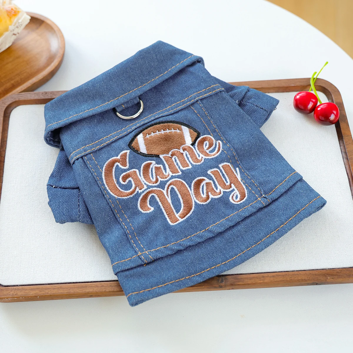Game Day Haustier-Jeansjacke – Braun, Fußball-Stickerei mit D-Ring, Retro-Zweibein-Outfit für kleine Hunde & Katzen, Lässige Frühlingskleidung