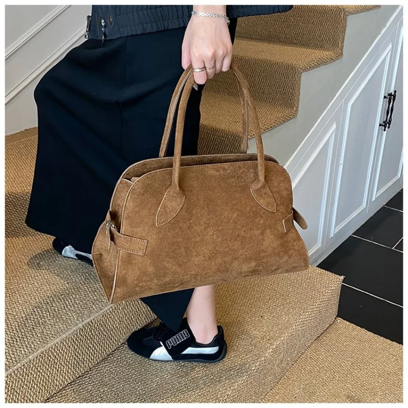 

Популярная женская сумка, созданная из кожи премиум-класса от известного дизайнера, предлагающая классический элегантный и шикарный вид.