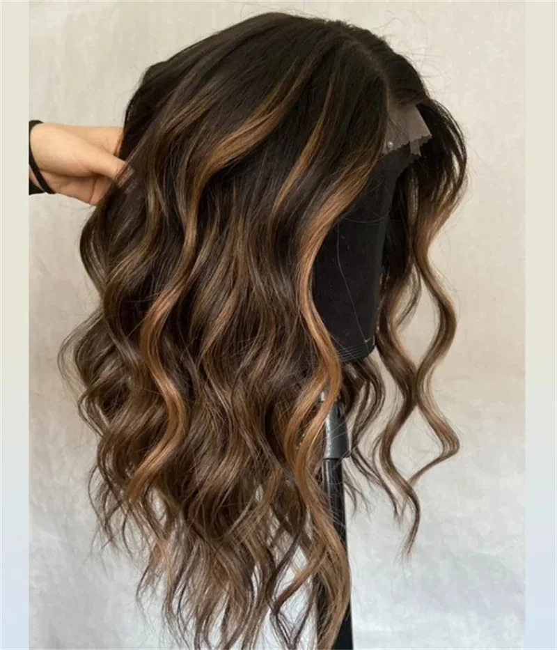 

Длинный парик из синтетических волос цвета темно-каштанового коричневого седа с блонд-оттенками, с натуральной линией роста волос, без клея, реалистичный вид, с кружевной передней частью