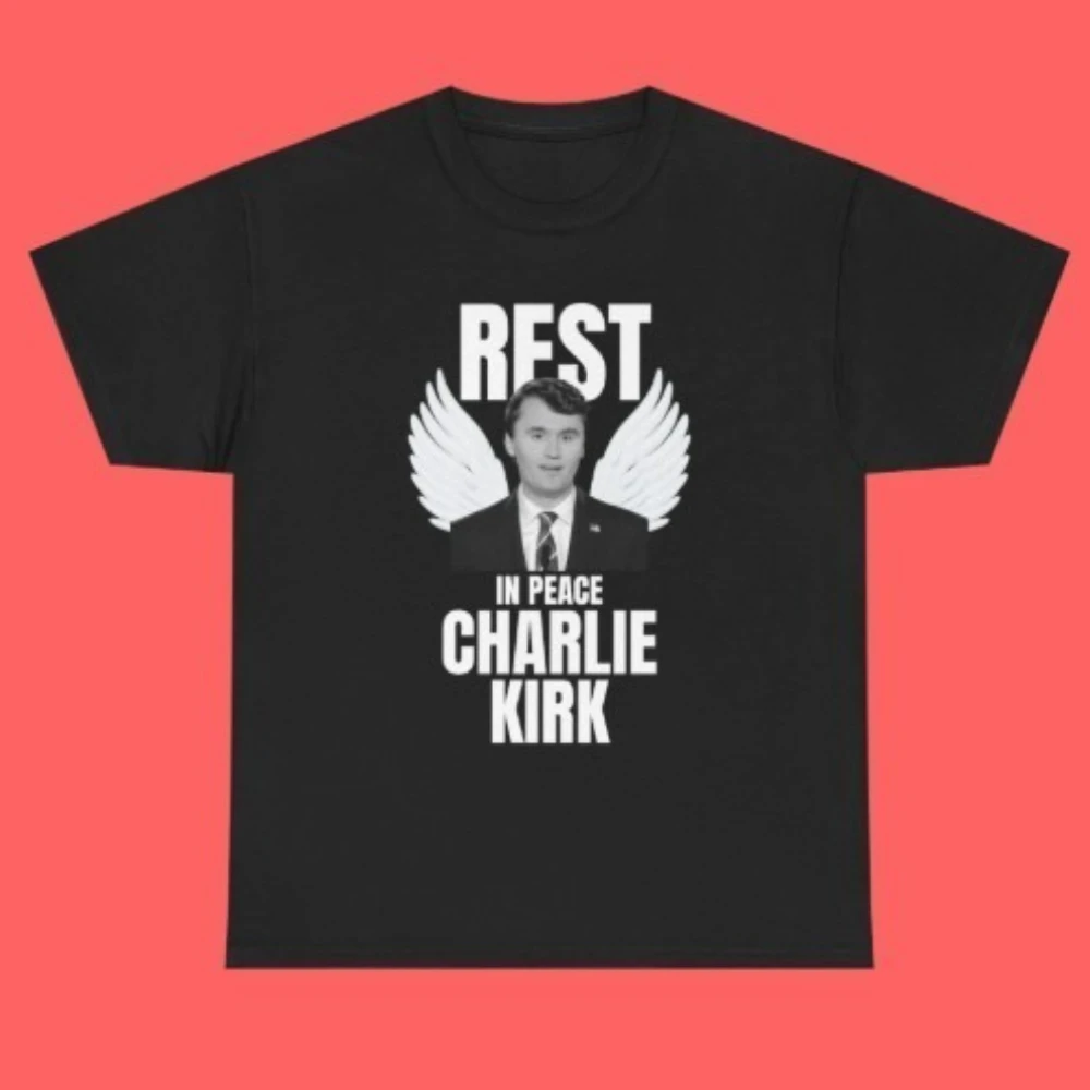 الراحة في السلام تشارلي كيرك الجرافيك تي شيرت مزق تشارلي كيرك 1993-2025 القطن تي شيرت امرأة رجل في ذكرى تشارلي كيرك القمم