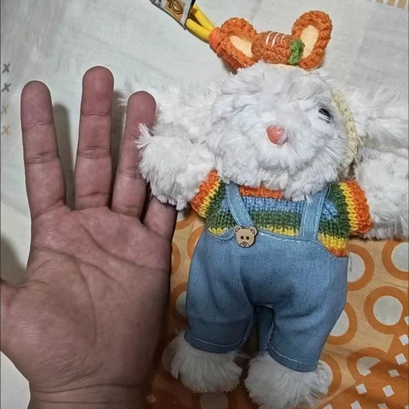 Breloczek pluszowy królik z długimi uszami, tęczowe ogrodniczki, kapelusz marchewki, zawieszka do kluczy, postać z kreskówki.