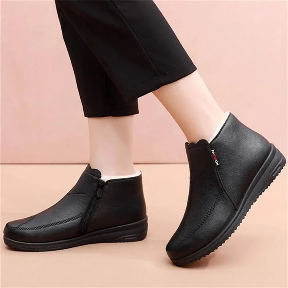 أحذية الأم أحذية قطنية في منتصف العمر شتاء لينة سوليد حذاء من الجلد المسنين أحذية نسائية بالإضافة إلى الأحذية الجلدية المخملية #4