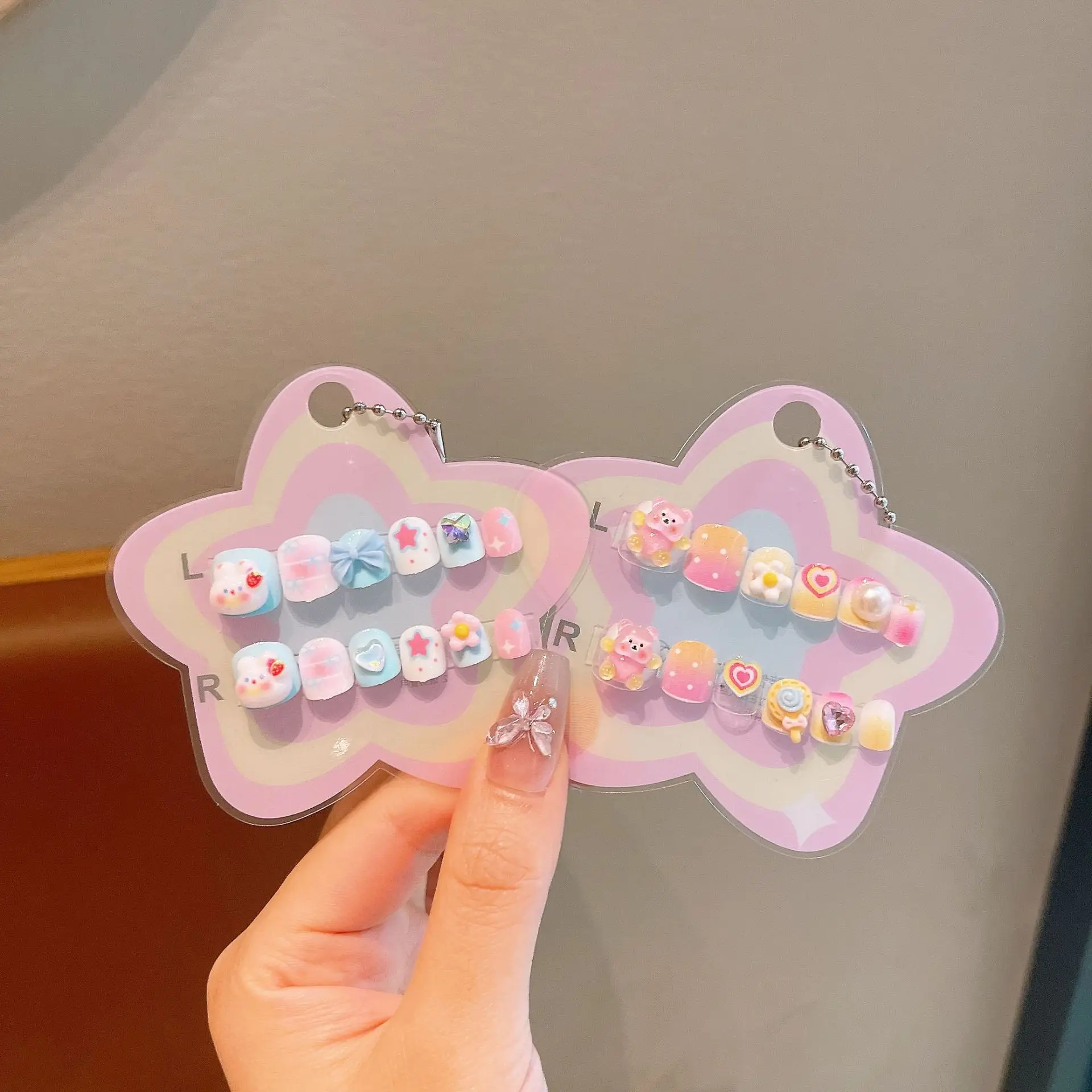 12 Stück Kinder-Nägel mit niedlichem Blumen- und Erdbeerhasen-Motiv, zum Aufdrücken, für 4–10 Jahre, abnehmbare Nagelaufkleber, künstliche Nägel, Mädchen-Geburtstagsgeschenke – Detail 8