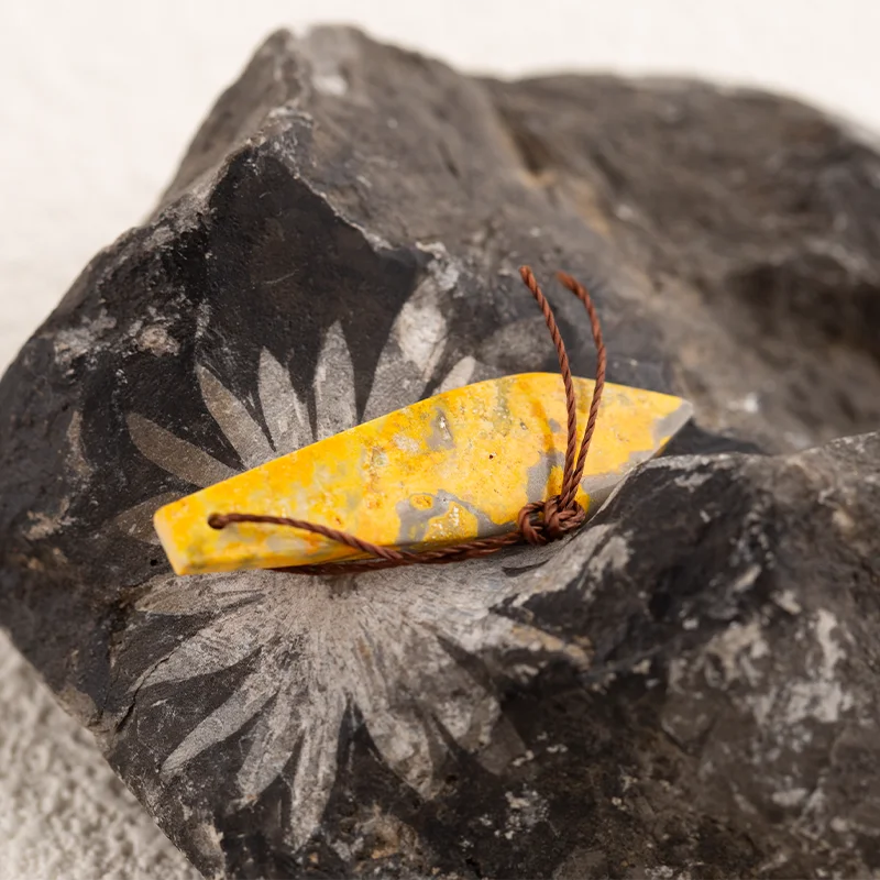 B&F Carving Pendant for Necklace Bumble Bee Stone—Hanging Ornament Handmade Natural Jewelry Charm Gift Accessories 37x10x2mm2.2g