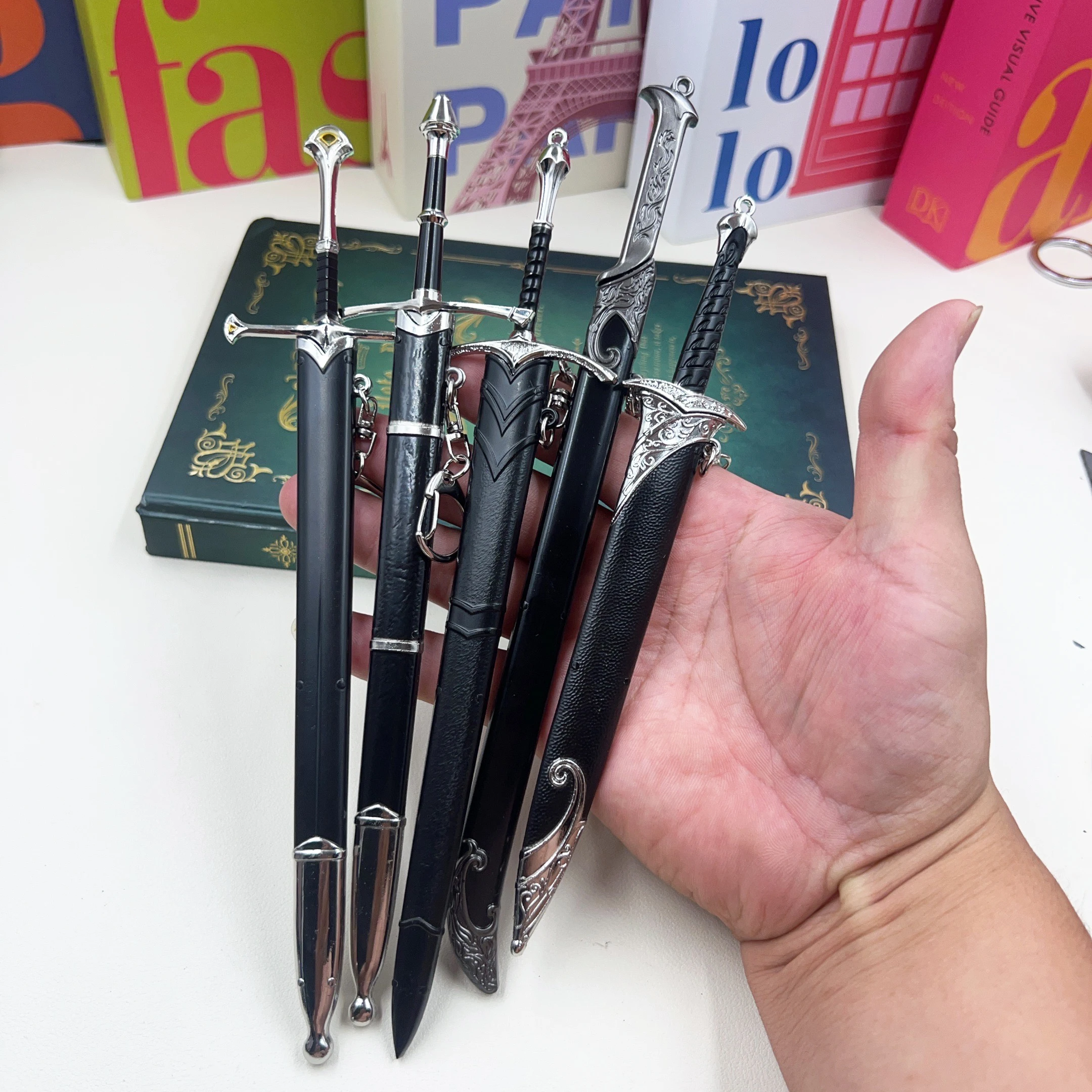 4個セット グラムドリング アラゴルン ナルシル ソード ギフト おもちゃ ロード・オブ・ザ・リング メタル刀 サムライソード キーホルダー ホームオーナメント コレクション用
