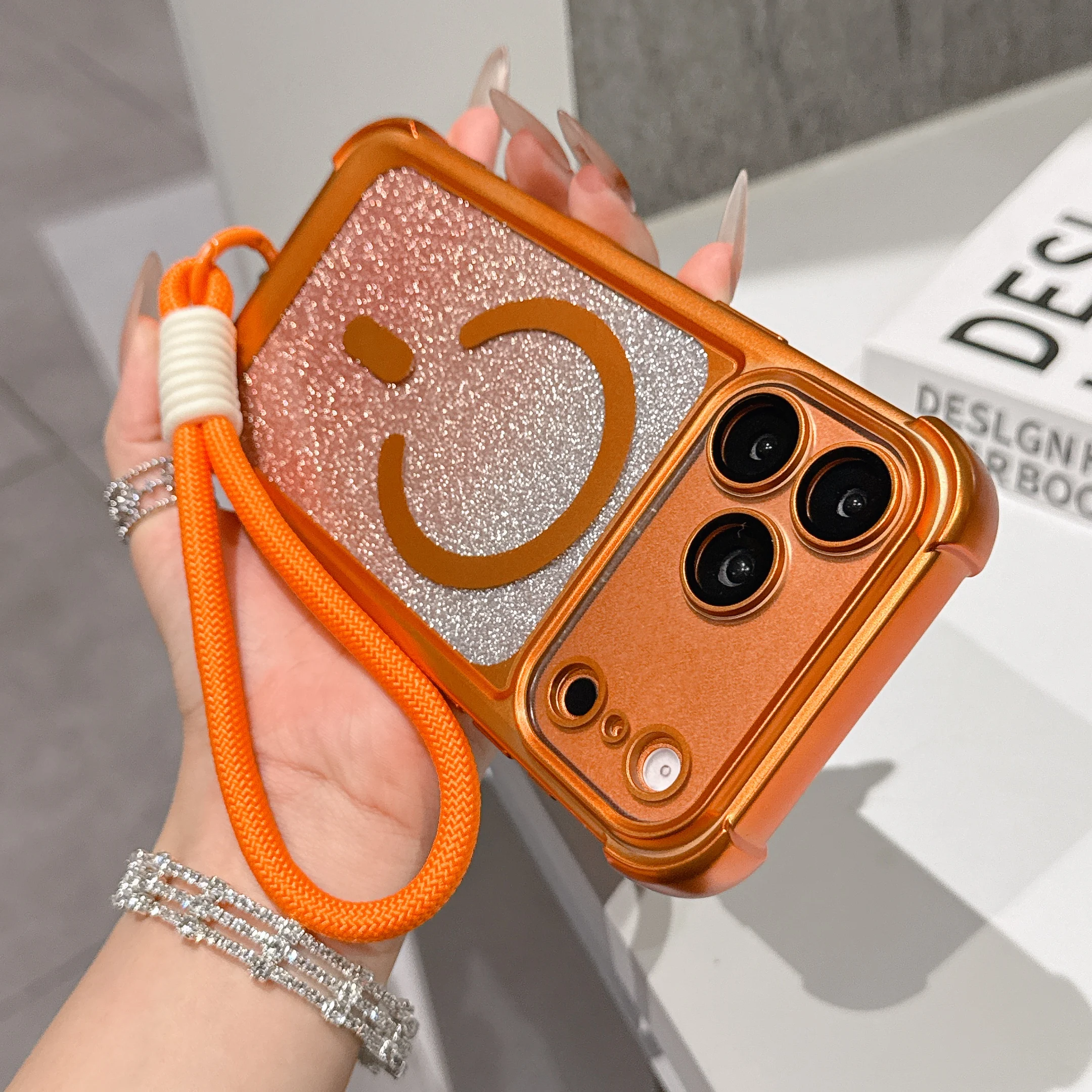 Glitzernde magnetische Handyhülle mit Handschlaufe für iPhone 13 14 15 16 17 Pro Max Plus – Schützende, glitzernde, harte, schlanke und dünne Hülle