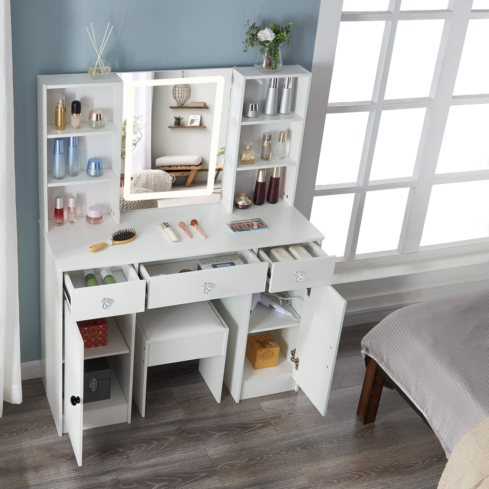 【صفقات 11.11، عروض الجمعة السوداء 2025】طاولة تزيين بيضاء مع مرآة ذكية بإضاءة LED ومكتب مكياج للزينة