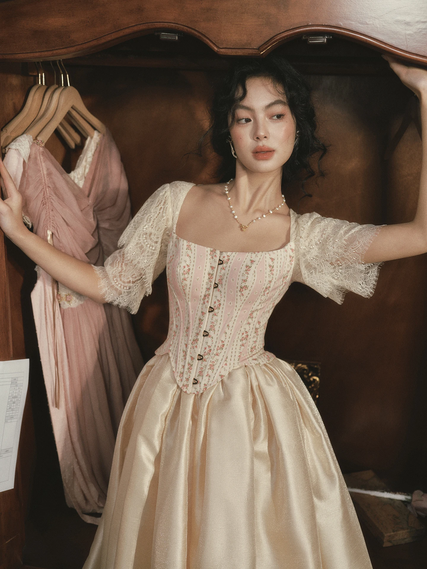 

Retro Court Lace Patchwork Fibone ort Sve Slimming Top for Women Sugar Honey Codex Floral Embroidery Square Collar irt