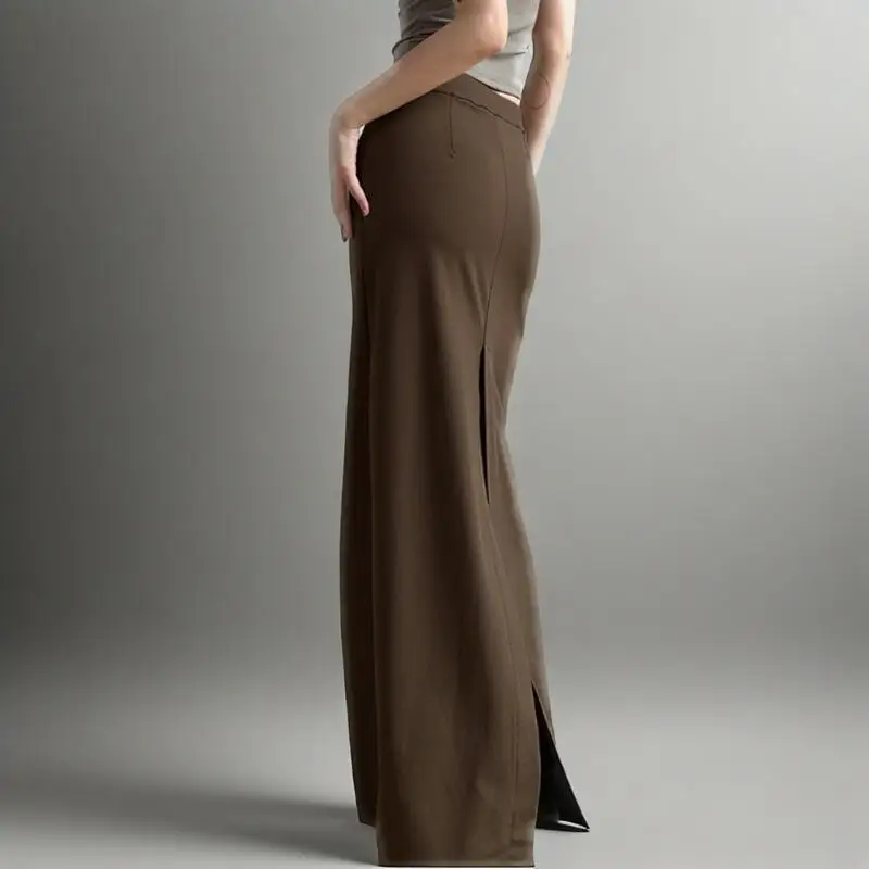 Il nuovo abito da donna per l'estate del 2025 è una versatile gonna dritta con una vestibilità sui fianchi e una spacco sul retro