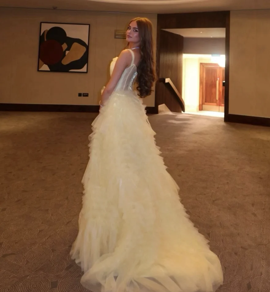 فستان سهرة أصفر فاخر من التول للحفلات بدون حمالات ورباط خلفي للحفلات سويب تراين