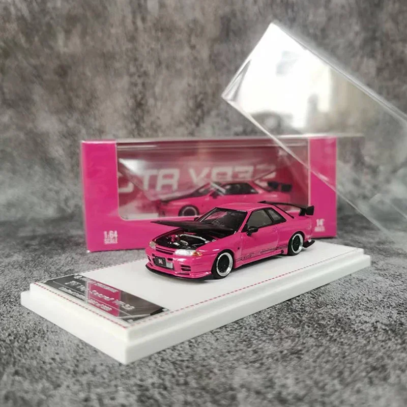 

Focal Horizon 1:64 Model Car Skyline GT-R R32 Top Secret Refitting VR32 Carbon Hood Pink