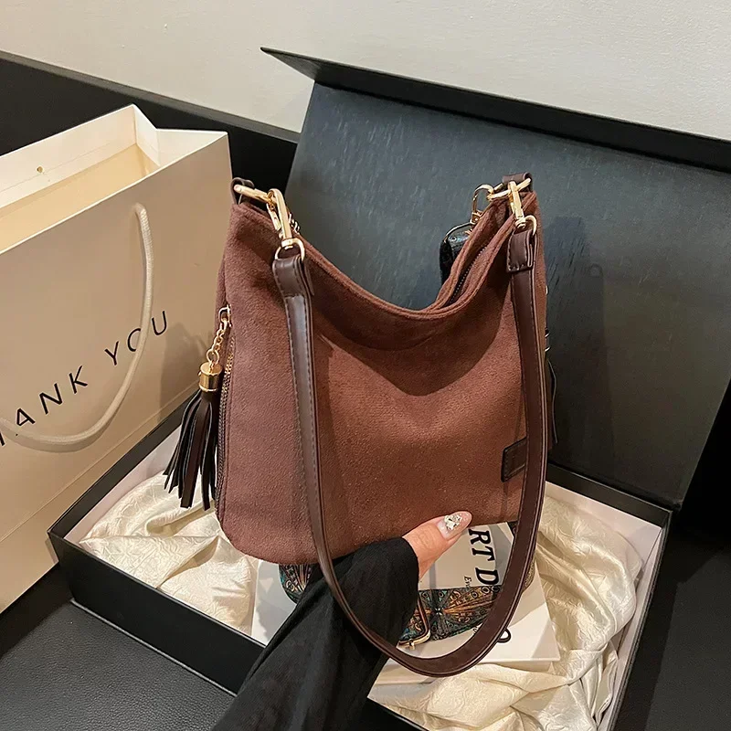 

2025 Vintage Bucket Bag Women's Textured Shoulder Bag Minimalist Elegant Purse Spacious Tote for Daily Commute & Work Essentials