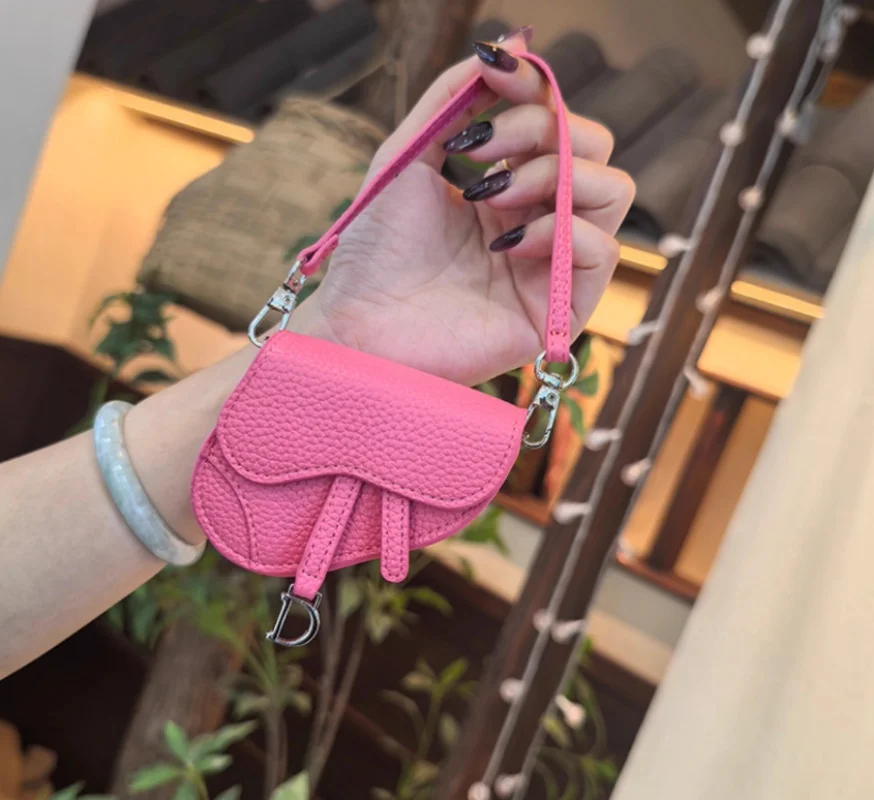 BJD 인형 가방은 1/3, 1/4, 1/6, 1/8 사이즈에 적합하며, 새들백, 펜던트, 창의적인 이어폰 케이스, 수납 가방 및 인형 액세서리로 활용 가능합니다.