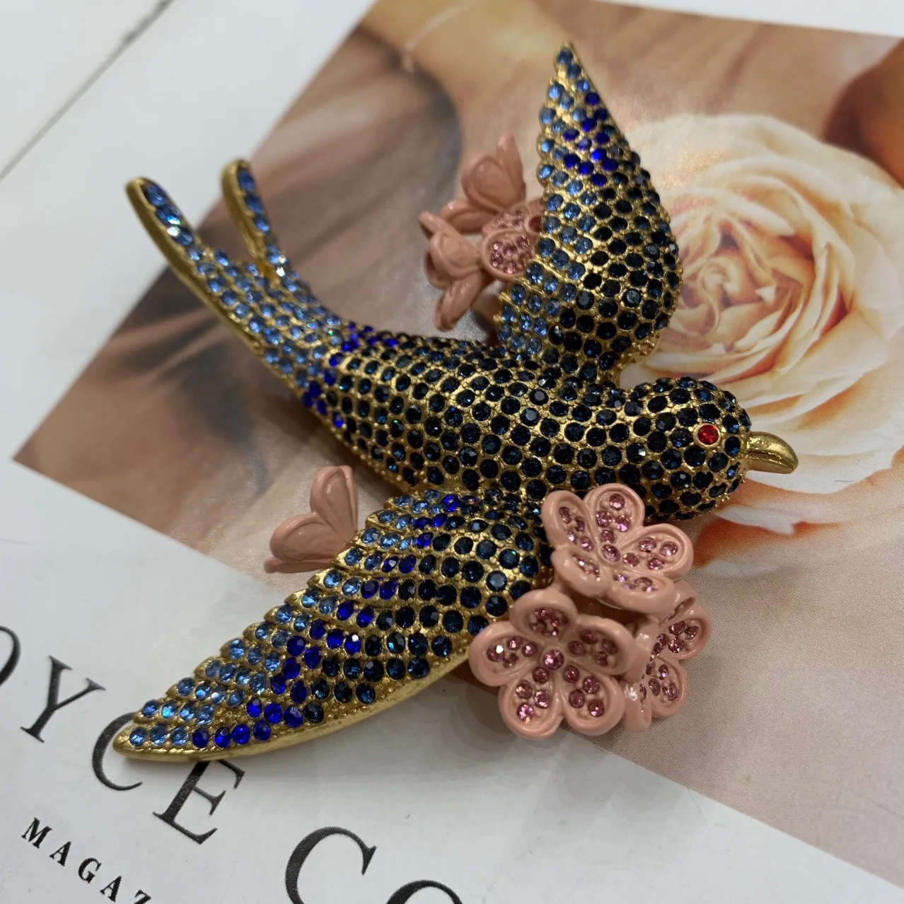 Vintage Heavy Industry Flying Swallow Brooch With Blue Gem Design Three Dimensional Flower Splicing Bird Brooches Accessories